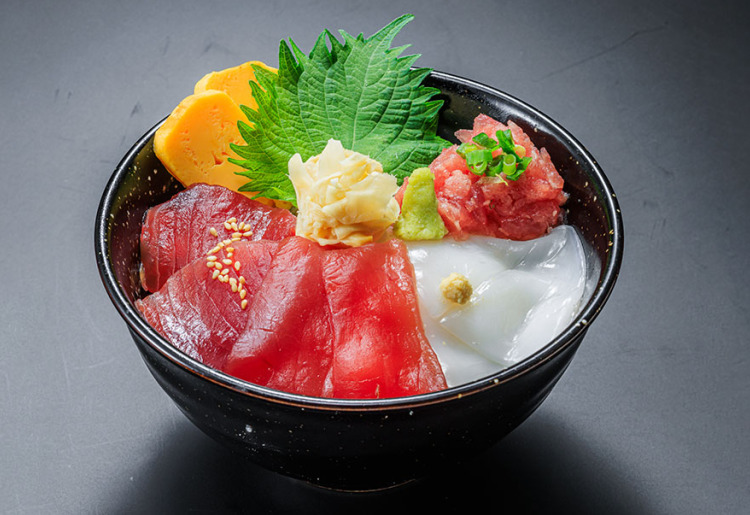 ミナミまぐろとかつお・いか丼